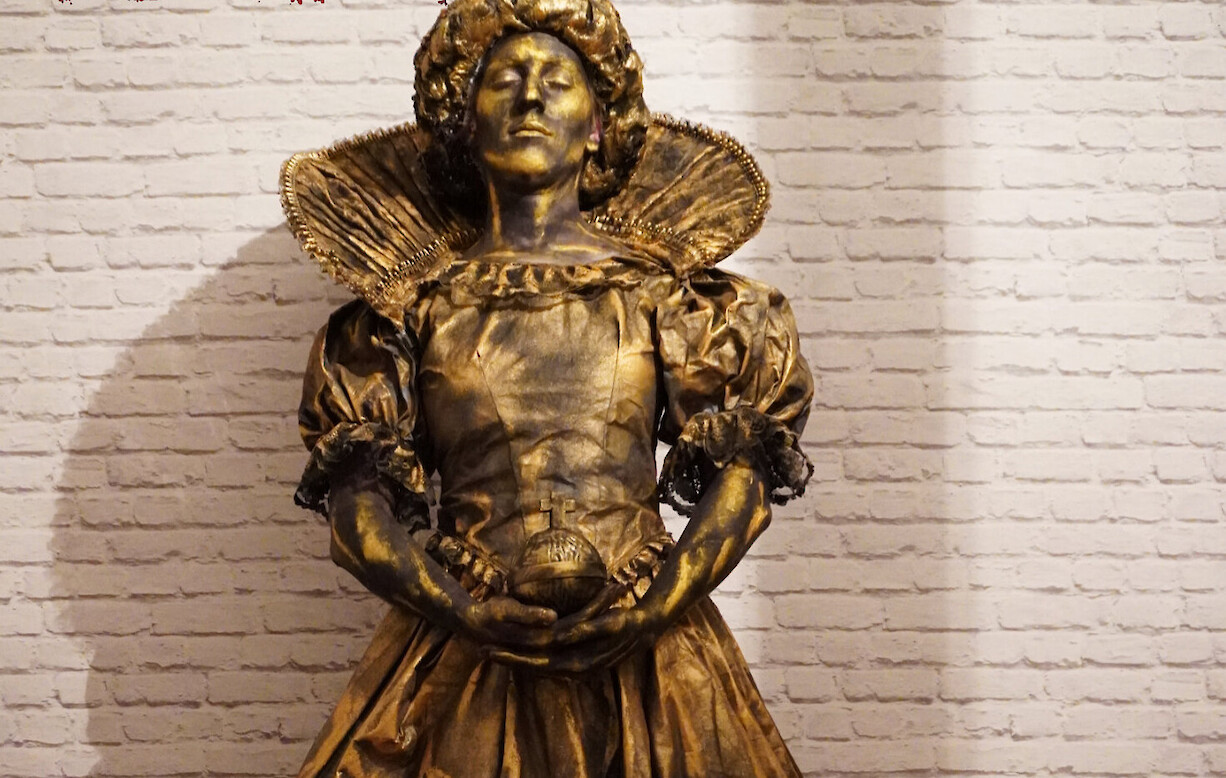 hire historical human statue